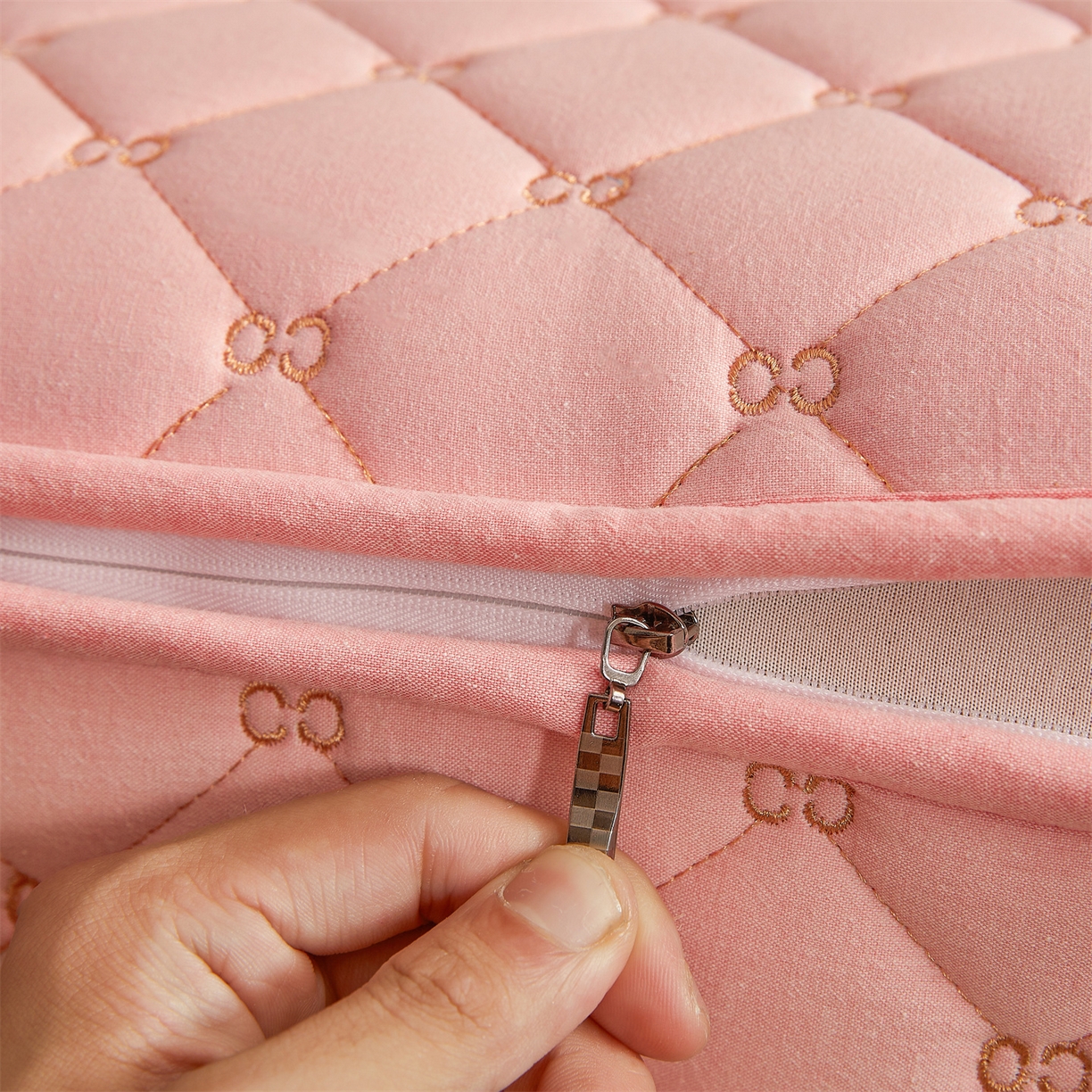 91家纺网 家纺一手货源 找家纺 伊人坊 2025新款A类全棉水洗棉六面全包夹棉床笠床垫保护套拉链床笠 樱花粉