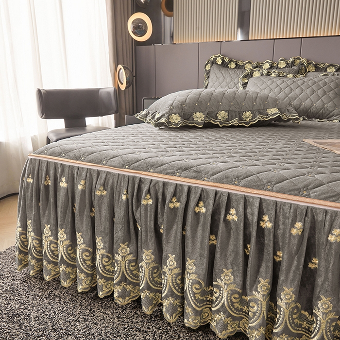 91家纺网 家纺一手货源 找家纺 罗艺轩 2025新款婴儿绒加厚保暖床裙式三件套-心语 心语-高级灰