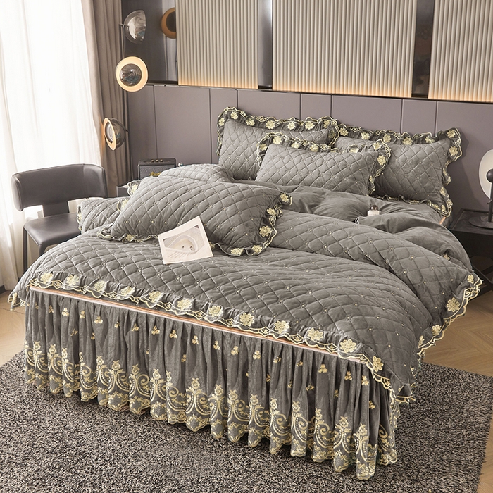 91家纺网 家纺一手货源 找家纺 罗艺轩 2025新款婴儿绒加厚保暖床裙式三件套-心语 心语-高级灰