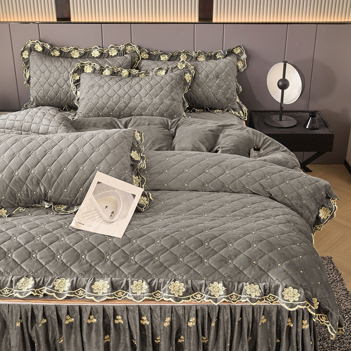 91家纺网 家纺一手货源 找家纺 罗艺轩 2025新款婴儿绒加厚保暖床裙式三件套-心语 心语-高级灰