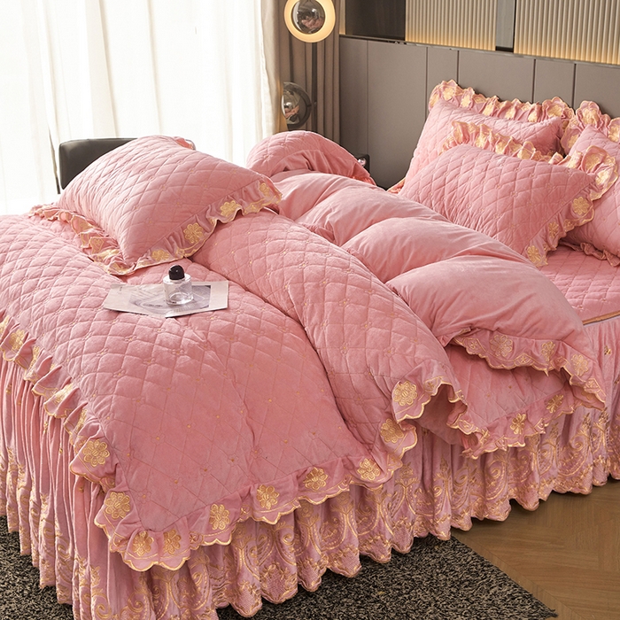 91家纺网 家纺一手货源 找家纺 罗艺轩 2025新款婴儿绒加厚保暖床裙式三件套-心语 心语-樱花粉