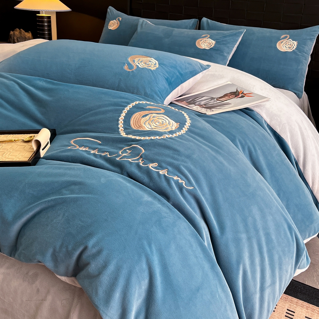 91家纺网 家纺一手货源 找家纺 （总）如一 2025新款水晶绒刺绣天鹅系列四件套