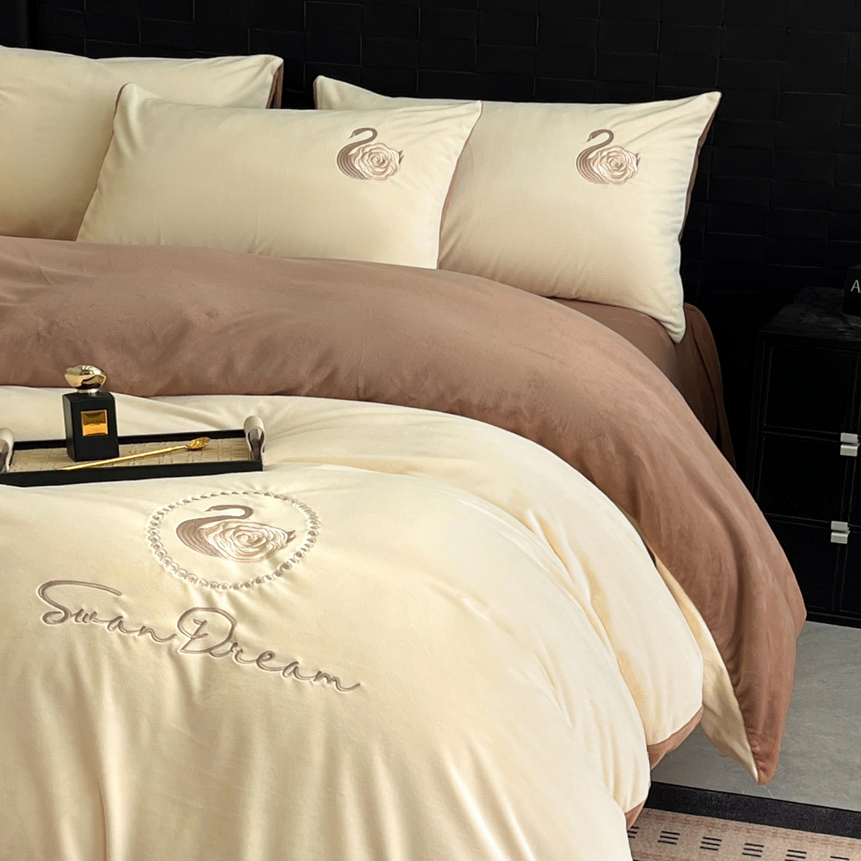 91家纺网 家纺一手货源 找家纺 如一 2025新款水晶绒刺绣天鹅系列四件套 天鹅-奶昔白