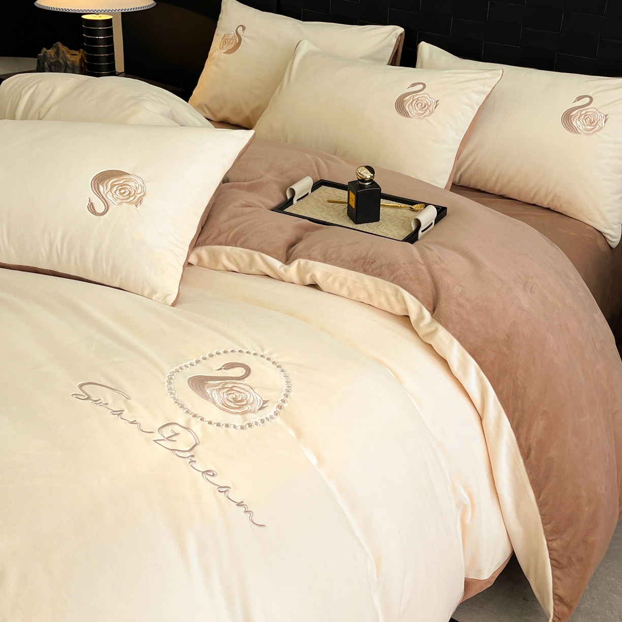 91家纺网 家纺一手货源 找家纺 如一 2025新款水晶绒刺绣天鹅系列四件套 天鹅-奶昔白