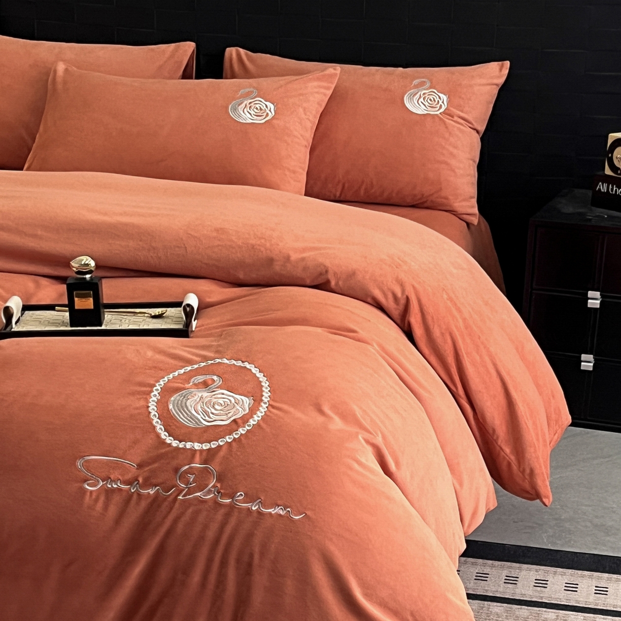 91家纺网 家纺一手货源 找家纺 如一 2025新款水晶绒刺绣天鹅系列四件套 天鹅-魅力橙