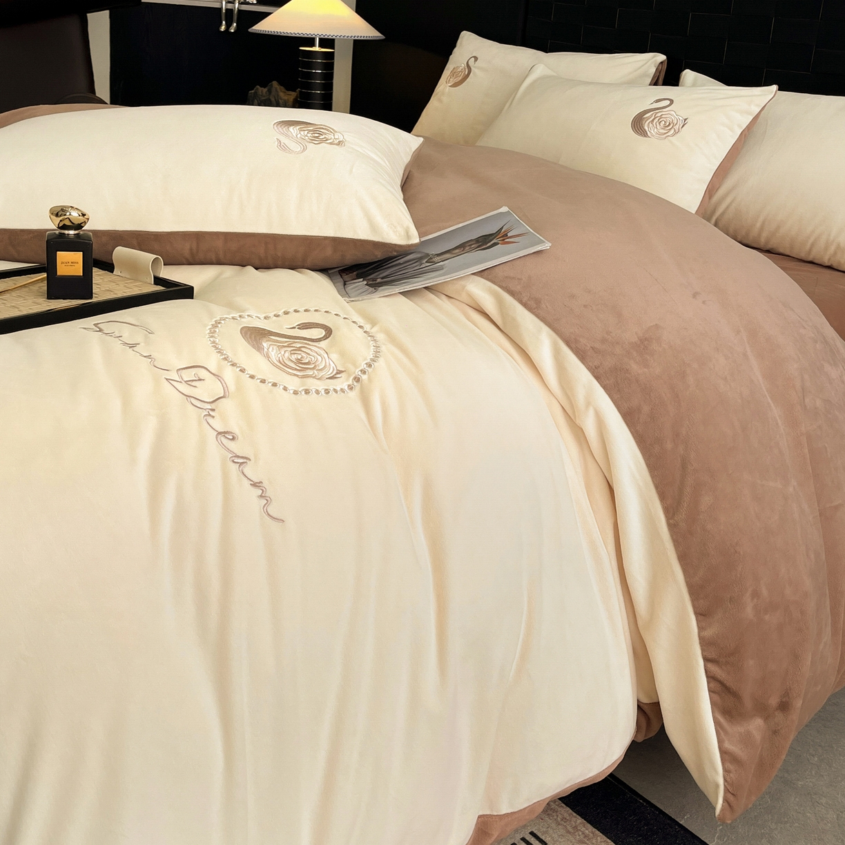 91家纺网 家纺一手货源 找家纺 如一 2025新款水晶绒刺绣天鹅系列四件套 天鹅-奶昔白