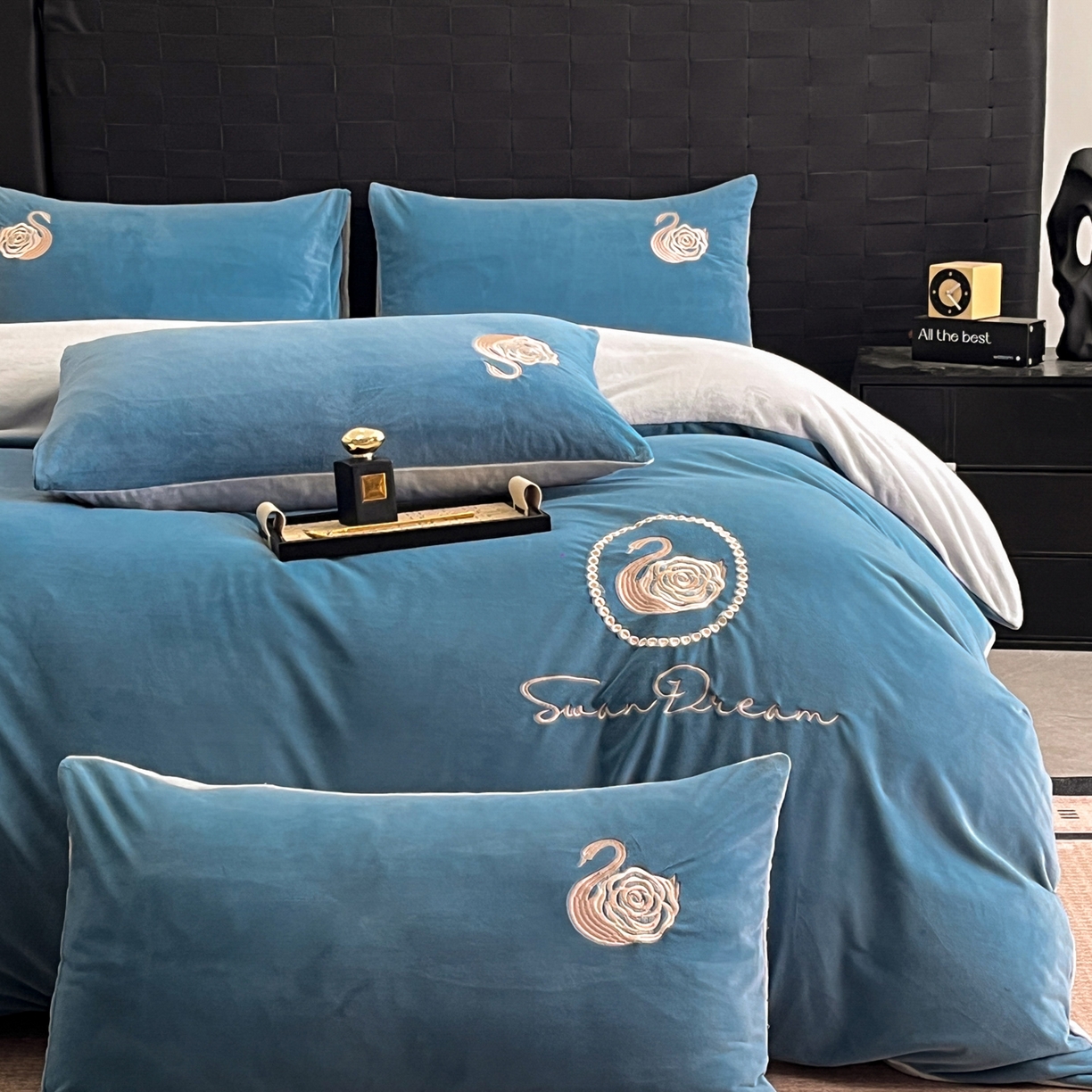 91家纺网 家纺一手货源 找家纺 如一 2025新款水晶绒刺绣天鹅系列四件套 天鹅-宾利蓝