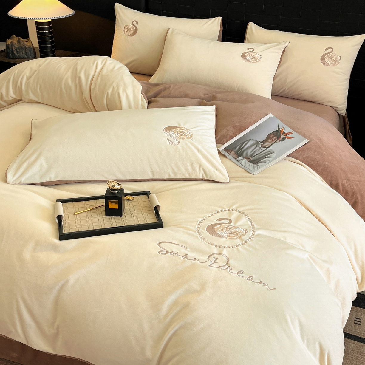 91家纺网 家纺一手货源 找家纺 如一 2025新款水晶绒刺绣天鹅系列四件套 天鹅-奶昔白