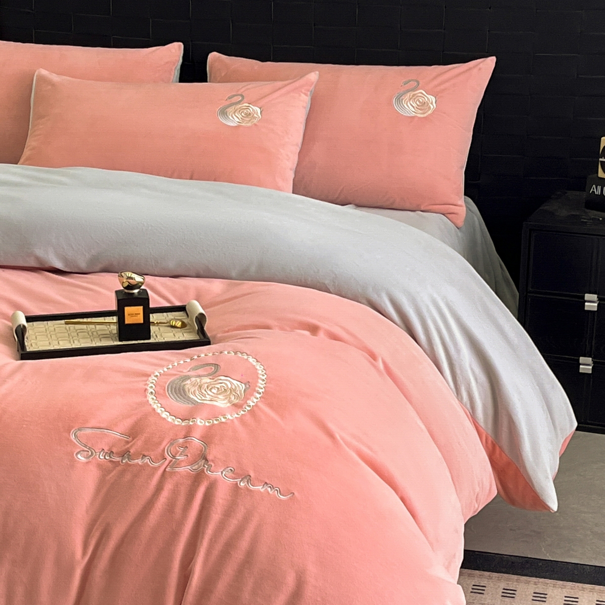 91家纺网 家纺一手货源 找家纺 如一 2025新款水晶绒刺绣天鹅系列四件套 天鹅-浅豆沙