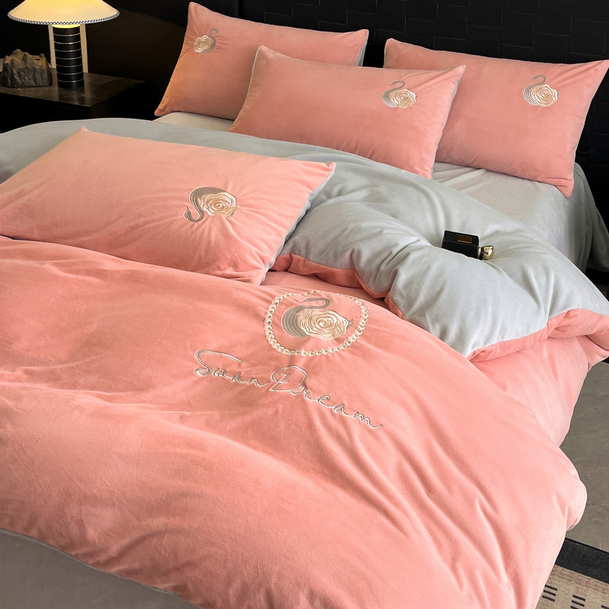 91家纺网 家纺一手货源 找家纺 如一 2025新款水晶绒刺绣天鹅系列四件套 天鹅-浅豆沙