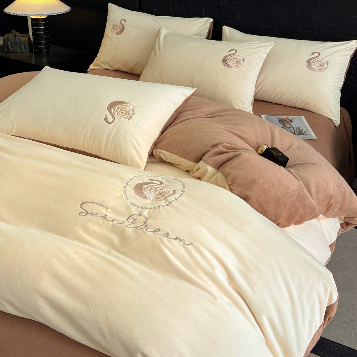 91家纺网 家纺一手货源 找家纺 如一 2025新款水晶绒刺绣天鹅系列四件套 天鹅-奶昔白