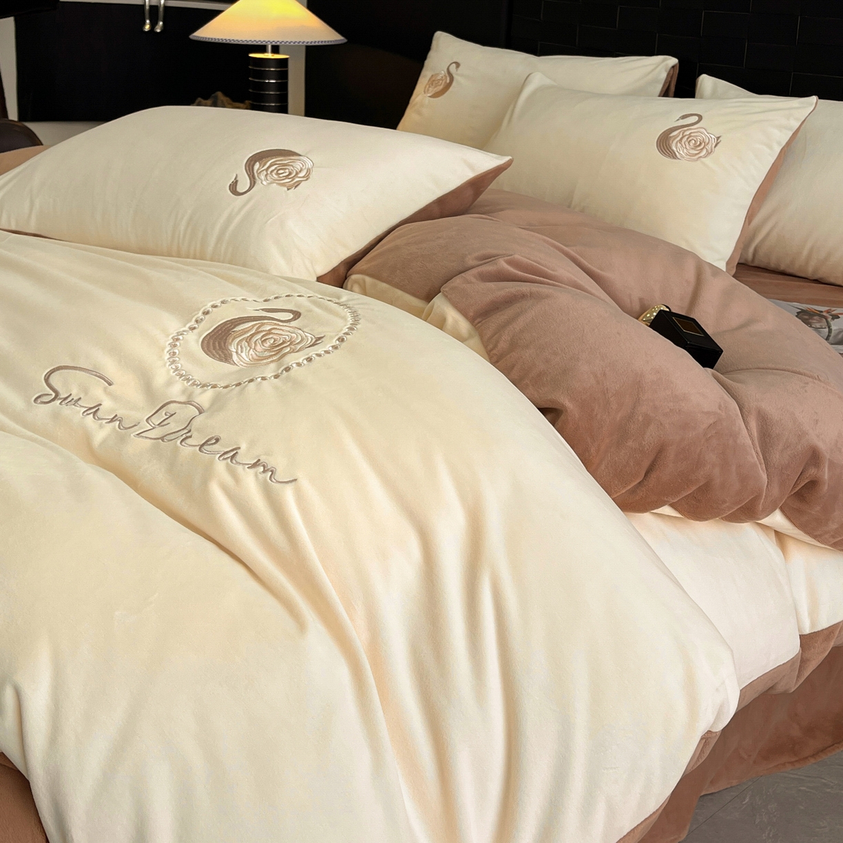 91家纺网 家纺一手货源 找家纺 如一 2025新款水晶绒刺绣天鹅系列四件套 天鹅-奶昔白