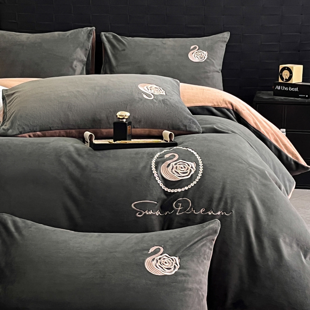 91家纺网 家纺一手货源 找家纺 如一 2025新款水晶绒刺绣天鹅系列四件套 天鹅-高级灰