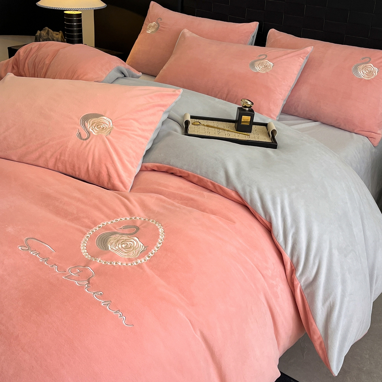 91家纺网 家纺一手货源 找家纺 如一 2025新款水晶绒刺绣天鹅系列四件套 天鹅-浅豆沙