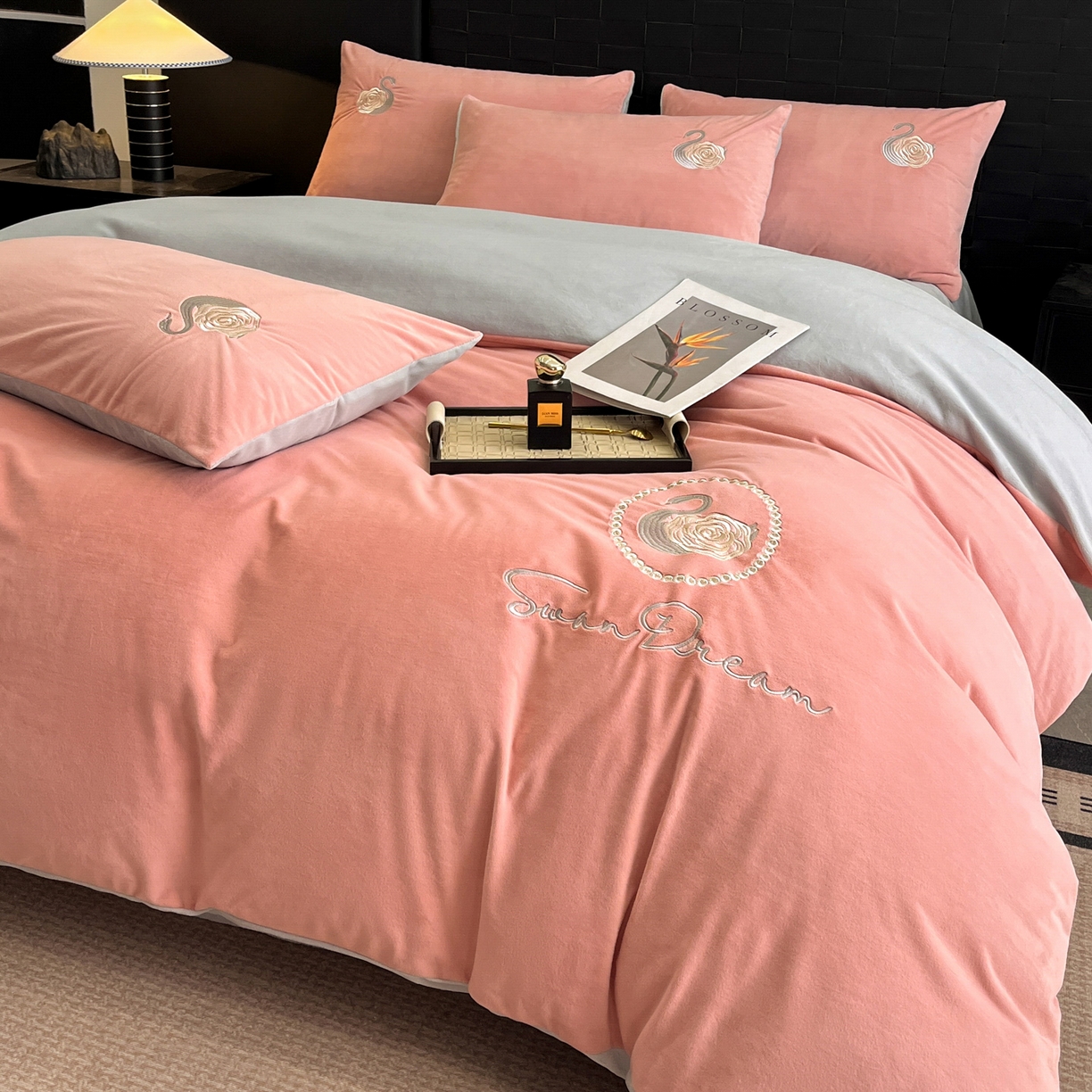 91家纺网 家纺一手货源 找家纺 如一 2025新款水晶绒刺绣天鹅系列四件套 天鹅-浅豆沙