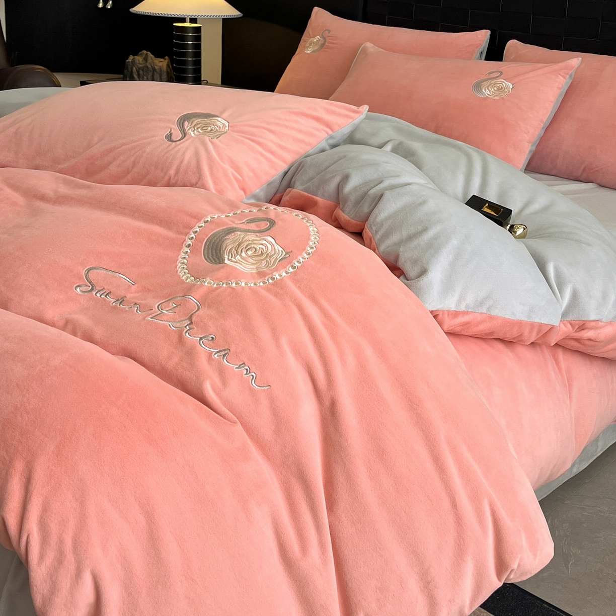 91家纺网 家纺一手货源 找家纺 如一 2025新款水晶绒刺绣天鹅系列四件套 天鹅-浅豆沙