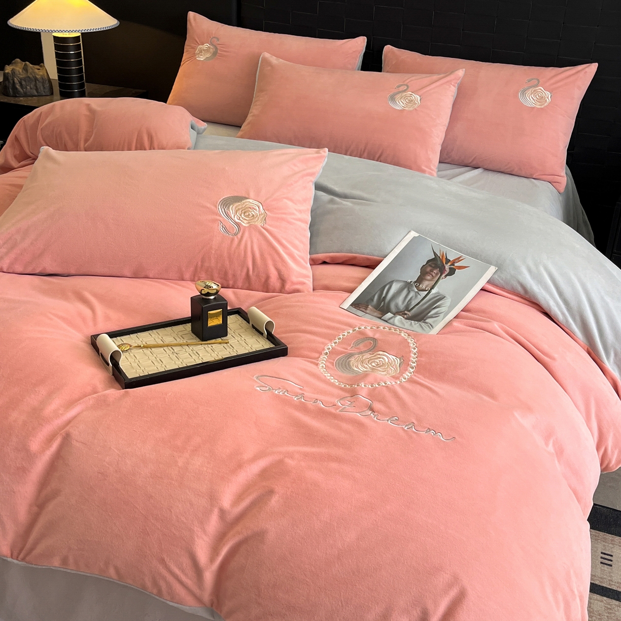 91家纺网 家纺一手货源 找家纺 如一 2025新款水晶绒刺绣天鹅系列四件套 天鹅-浅豆沙