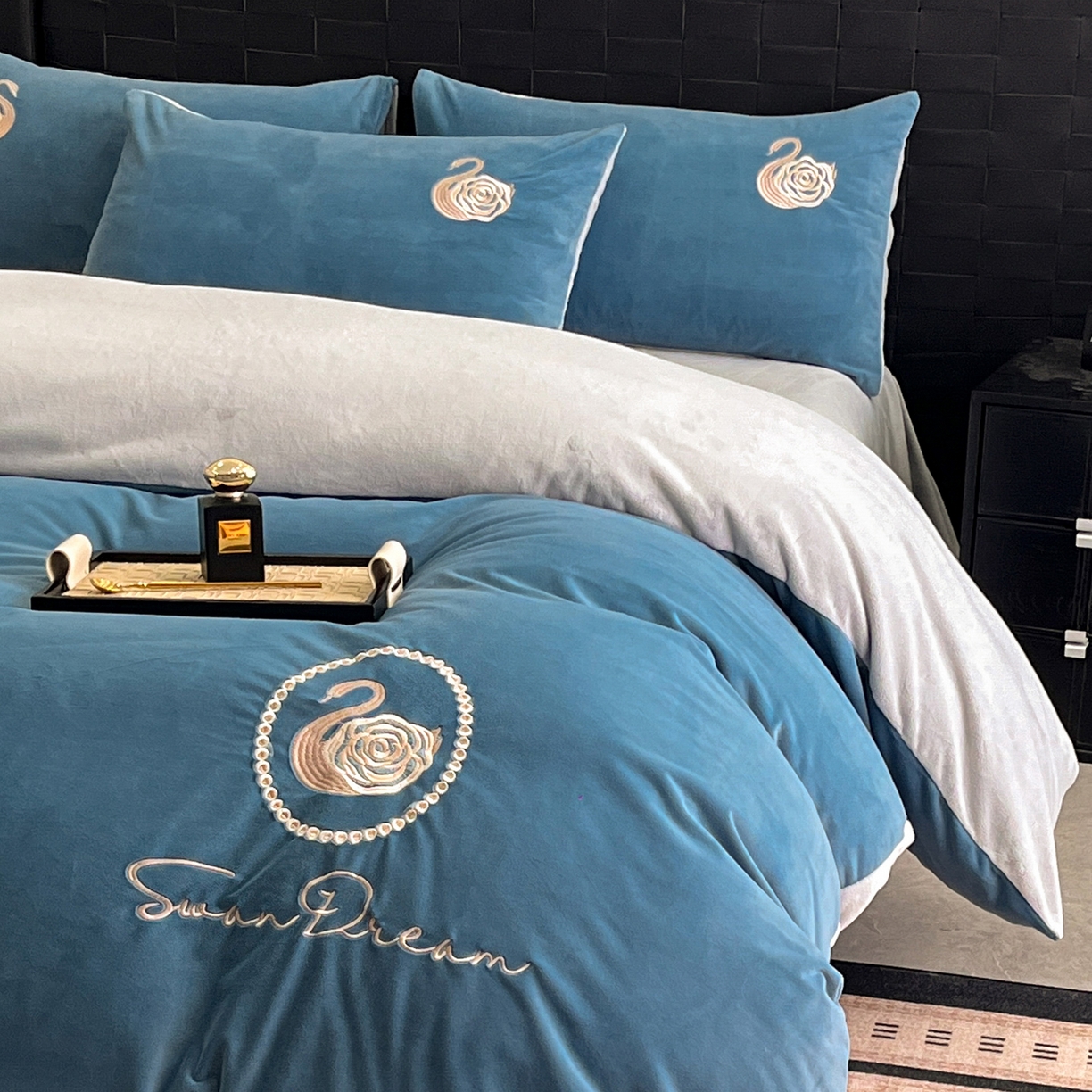 91家纺网 家纺一手货源 找家纺 如一 2025新款水晶绒刺绣天鹅系列四件套 天鹅-宾利蓝
