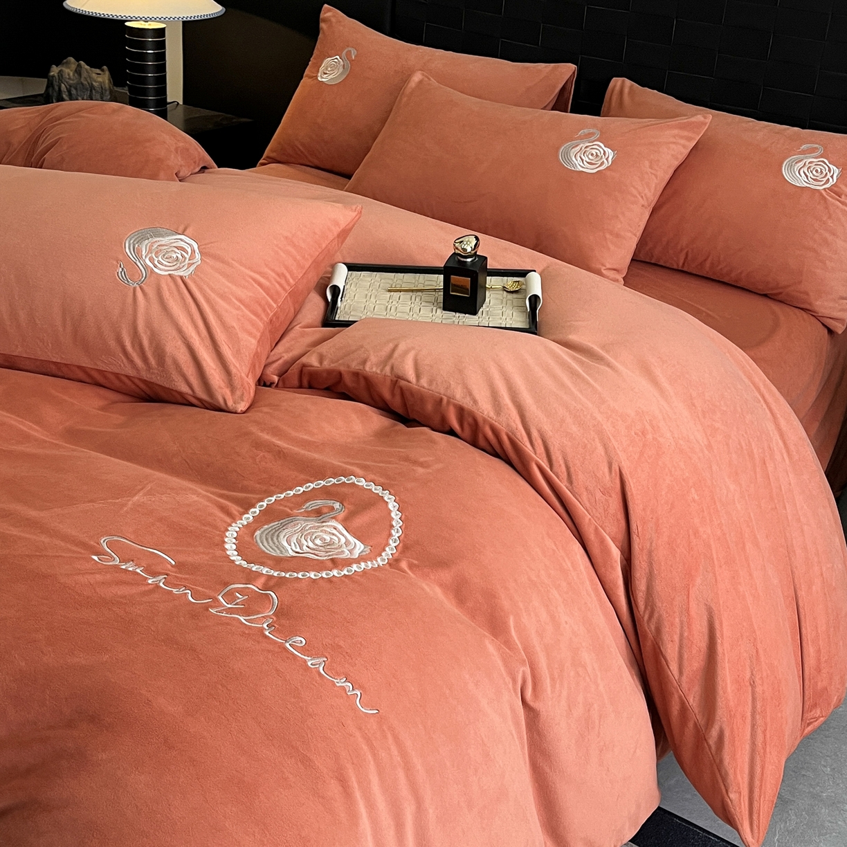 91家纺网 家纺一手货源 找家纺 如一 2025新款水晶绒刺绣天鹅系列四件套 天鹅-魅力橙