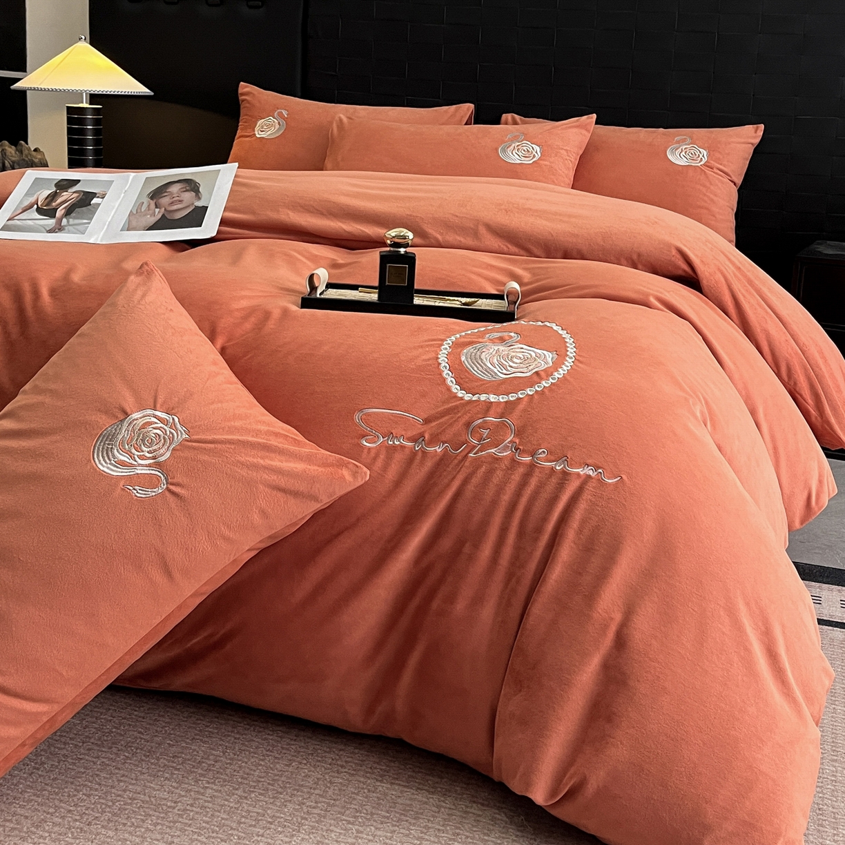 91家纺网 家纺一手货源 找家纺 如一 2025新款水晶绒刺绣天鹅系列四件套 天鹅-魅力橙