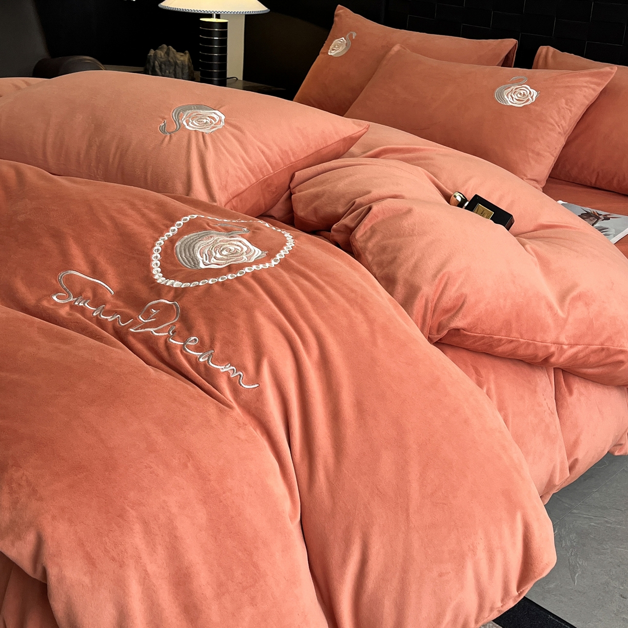 91家纺网 家纺一手货源 找家纺 如一 2025新款水晶绒刺绣天鹅系列四件套 天鹅-魅力橙