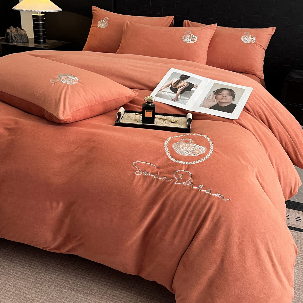 91家纺网 家纺一手货源 找家纺 如一 2025新款水晶绒刺绣天鹅系列四件套 天鹅-魅力橙