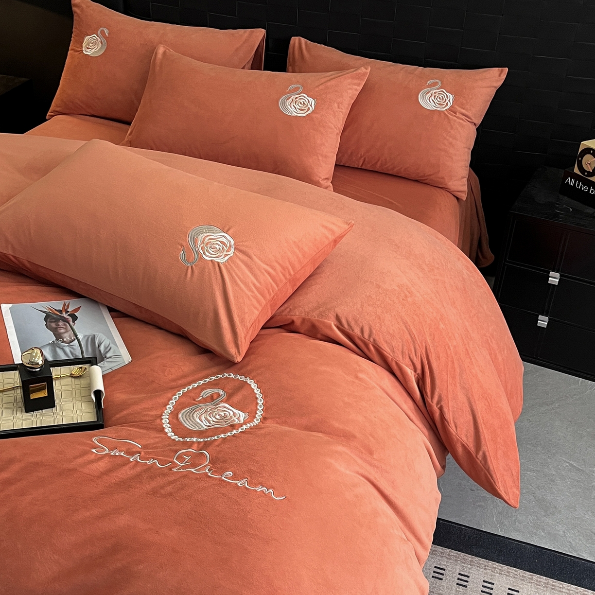 91家纺网 家纺一手货源 找家纺 如一 2025新款水晶绒刺绣天鹅系列四件套 天鹅-魅力橙