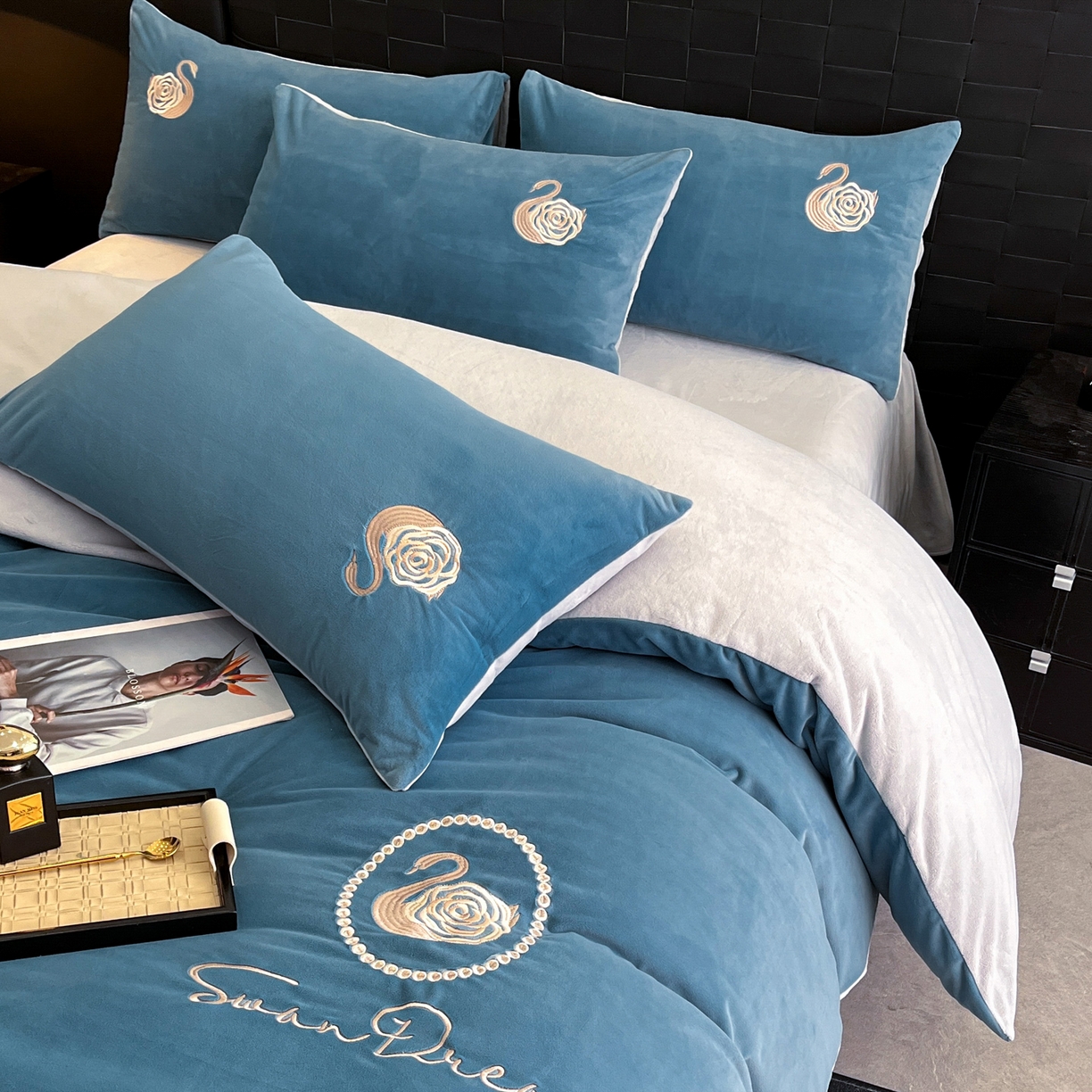 91家纺网 家纺一手货源 找家纺 如一 2025新款水晶绒刺绣天鹅系列四件套 天鹅-宾利蓝