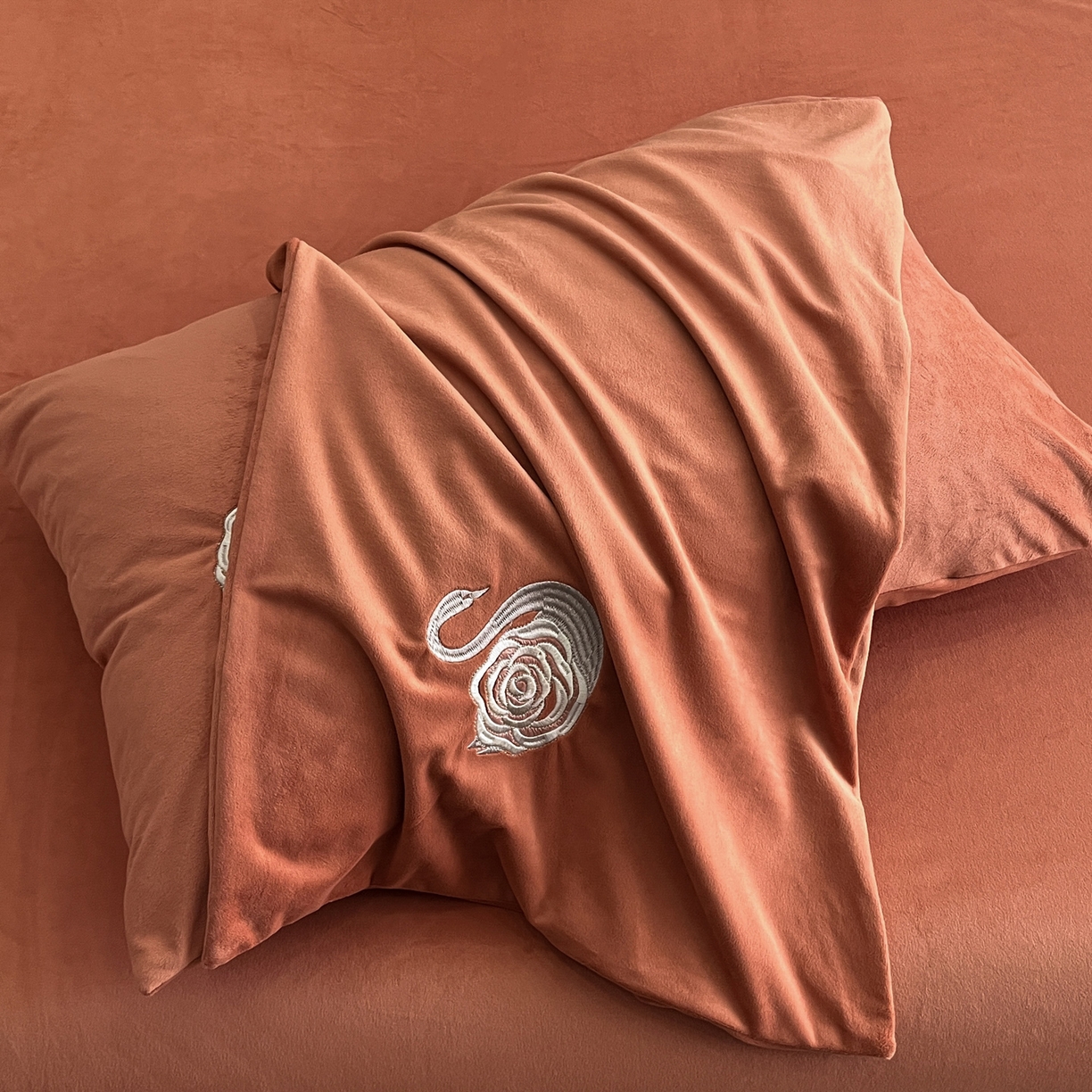 91家纺网 家纺一手货源 找家纺 如一 2025新款水晶绒刺绣天鹅系列四件套 天鹅-魅力橙