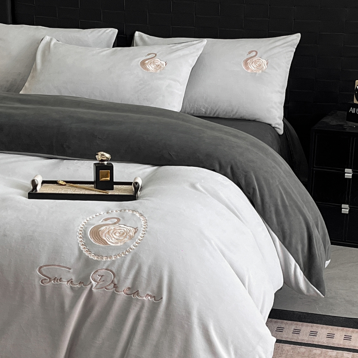 91家纺网 家纺一手货源 找家纺 如一 2025新款水晶绒刺绣天鹅系列四件套 天鹅-星辰银