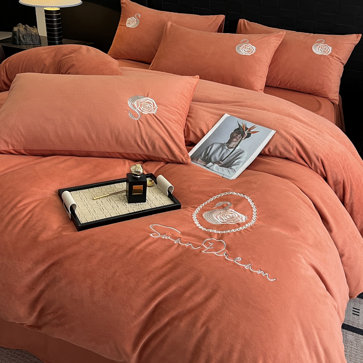 91家纺网 家纺一手货源 找家纺 如一 2025新款水晶绒刺绣天鹅系列四件套 天鹅-魅力橙