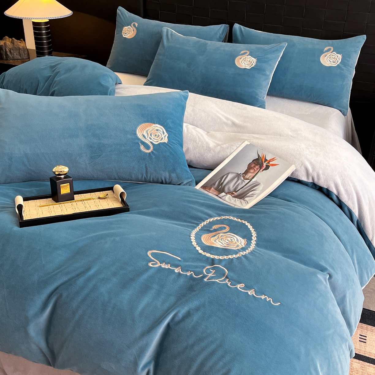 91家纺网 家纺一手货源 找家纺 如一 2025新款水晶绒刺绣天鹅系列四件套 天鹅-宾利蓝