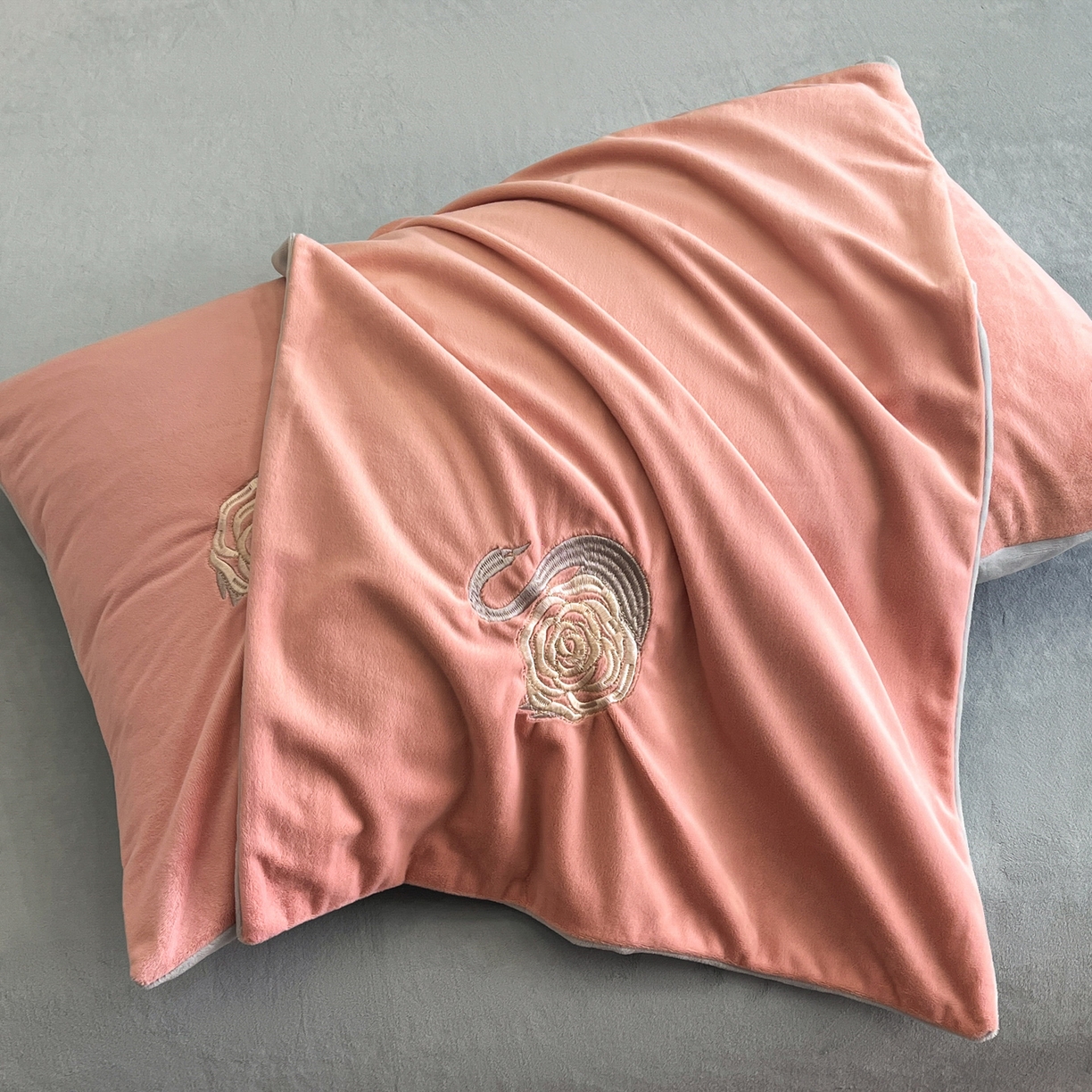 91家纺网 家纺一手货源 找家纺 如一 2025新款水晶绒刺绣天鹅系列四件套 天鹅-浅豆沙