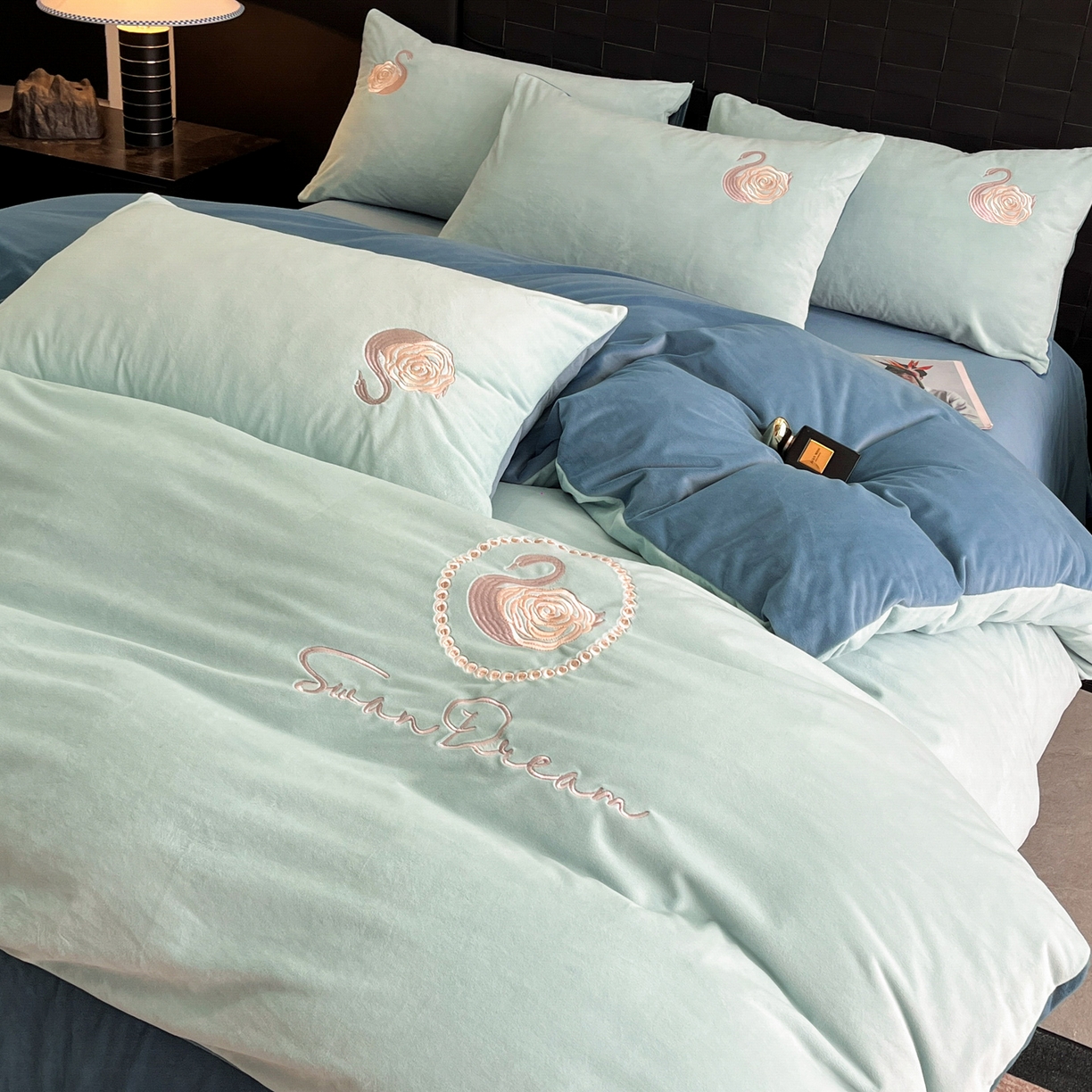 91家纺网 家纺一手货源 找家纺 如一 2025新款水晶绒刺绣天鹅系列四件套 天鹅-梵星兰