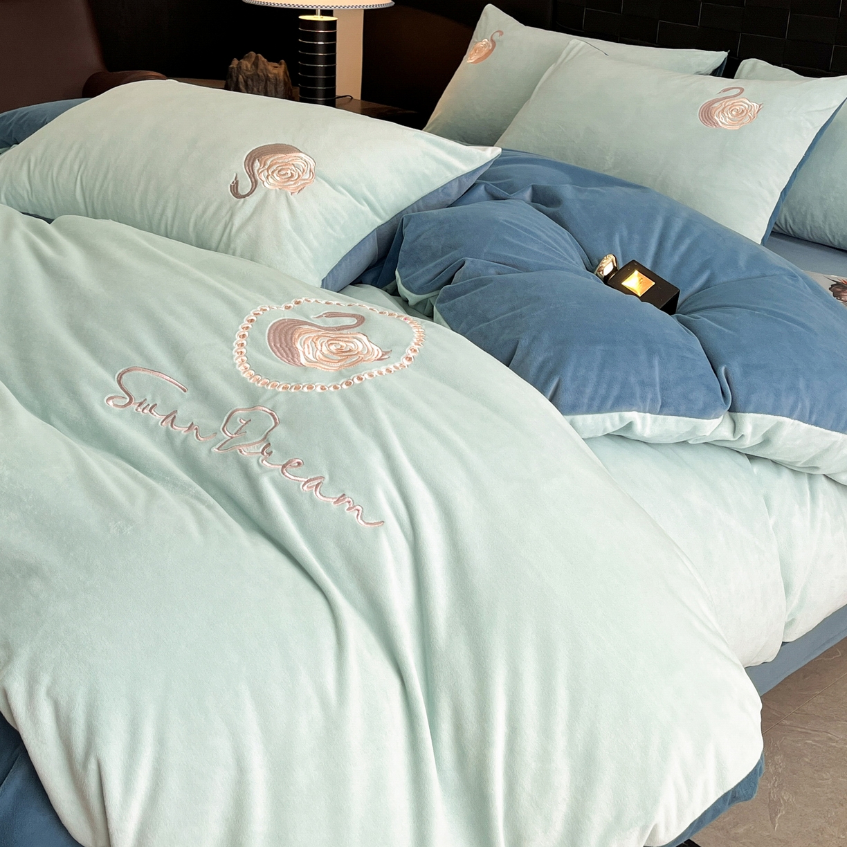 91家纺网 家纺一手货源 找家纺 如一 2025新款水晶绒刺绣天鹅系列四件套 天鹅-梵星兰