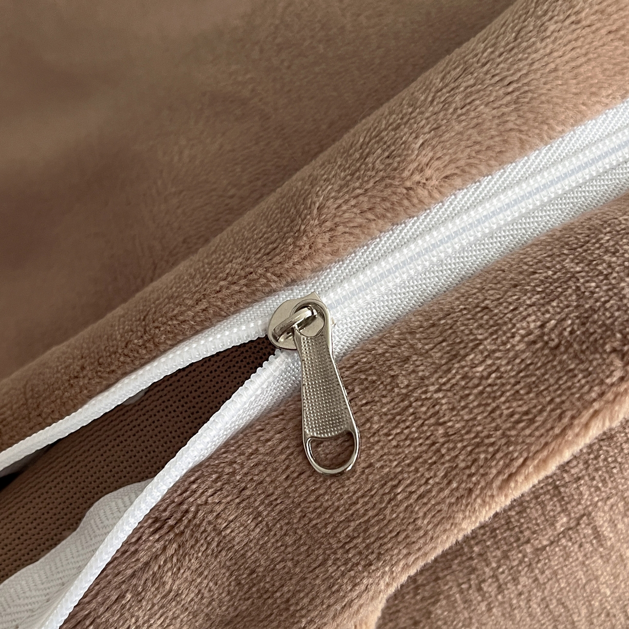 91家纺网 家纺一手货源 找家纺 如一 2025新款水晶绒刺绣天鹅系列四件套 天鹅-奶昔白