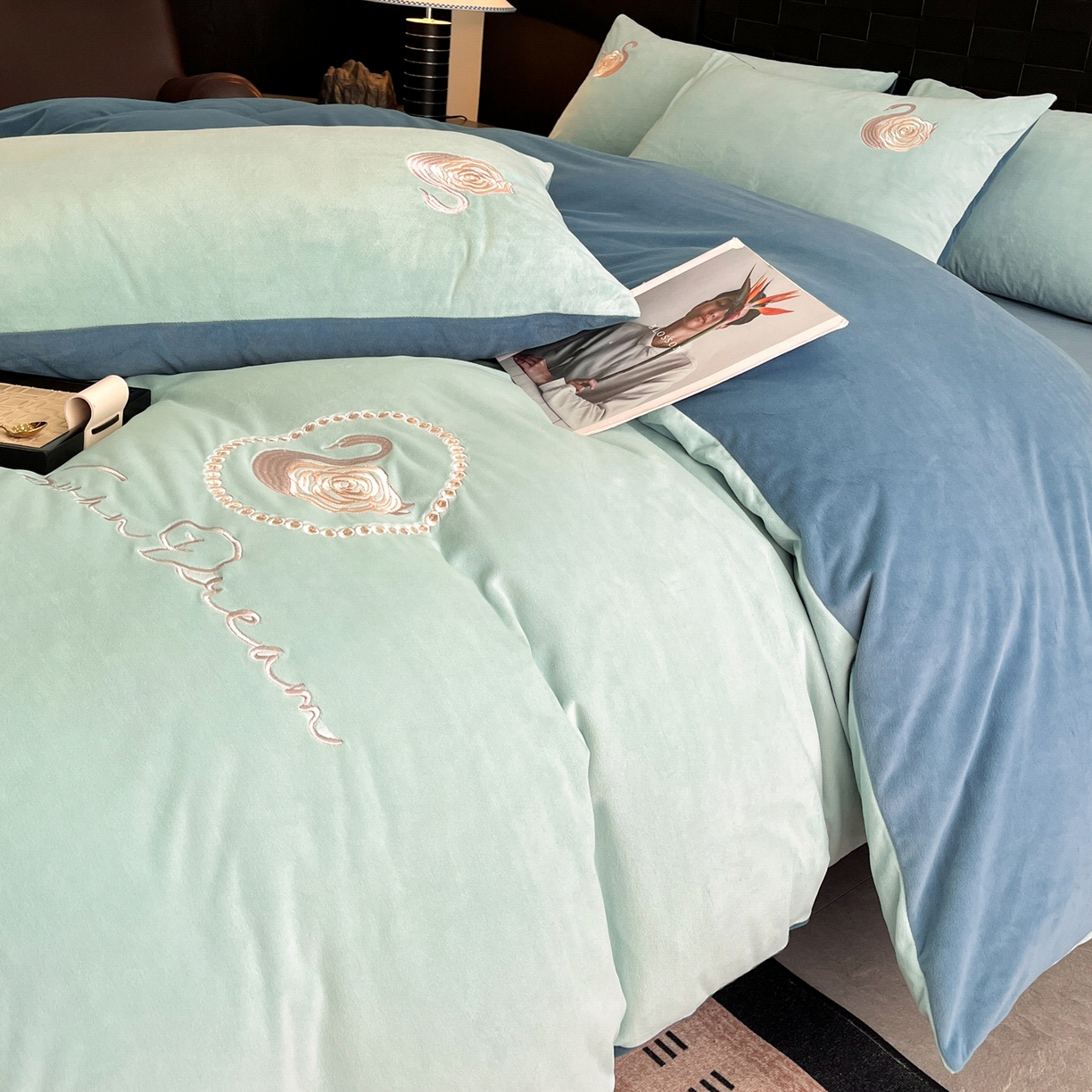 91家纺网 家纺一手货源 找家纺 如一 2025新款水晶绒刺绣天鹅系列四件套 天鹅-梵星兰