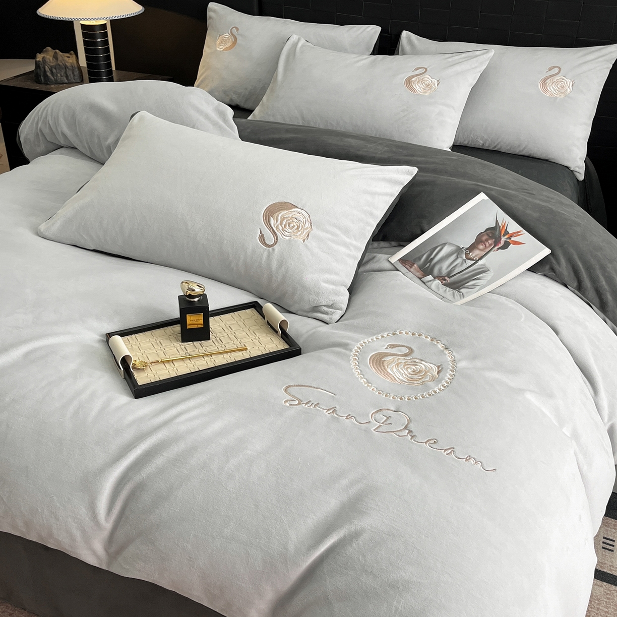 91家纺网 家纺一手货源 找家纺 如一 2025新款水晶绒刺绣天鹅系列四件套 天鹅-星辰银