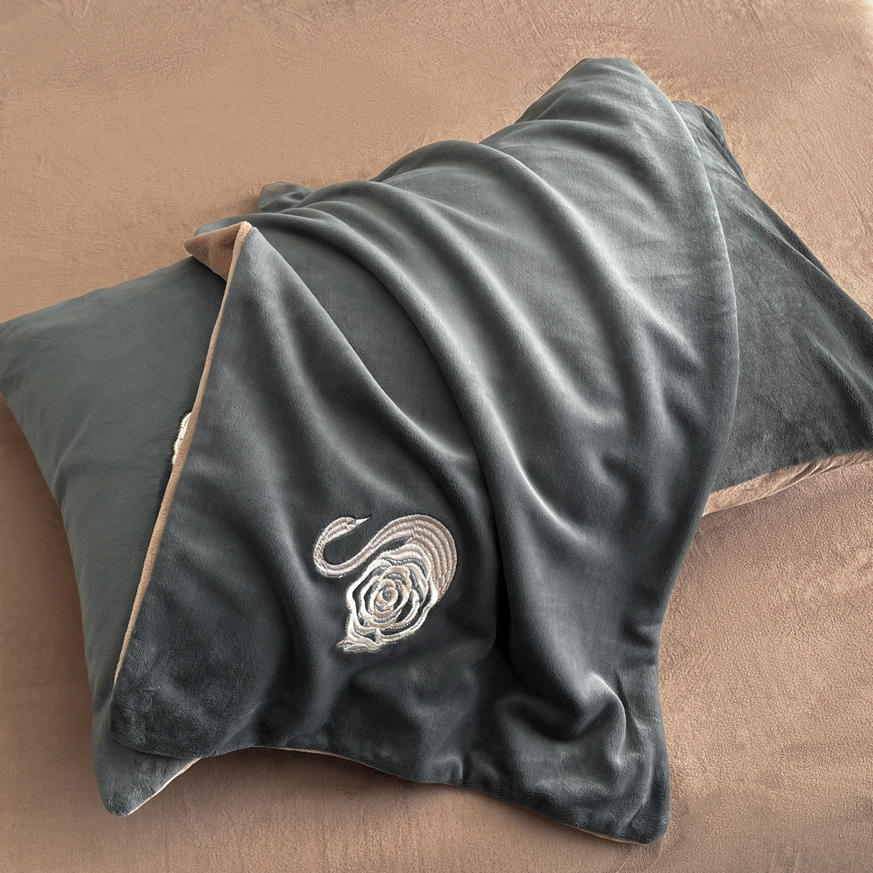 91家纺网 家纺一手货源 找家纺 如一 2025新款水晶绒刺绣天鹅系列四件套 天鹅-高级灰