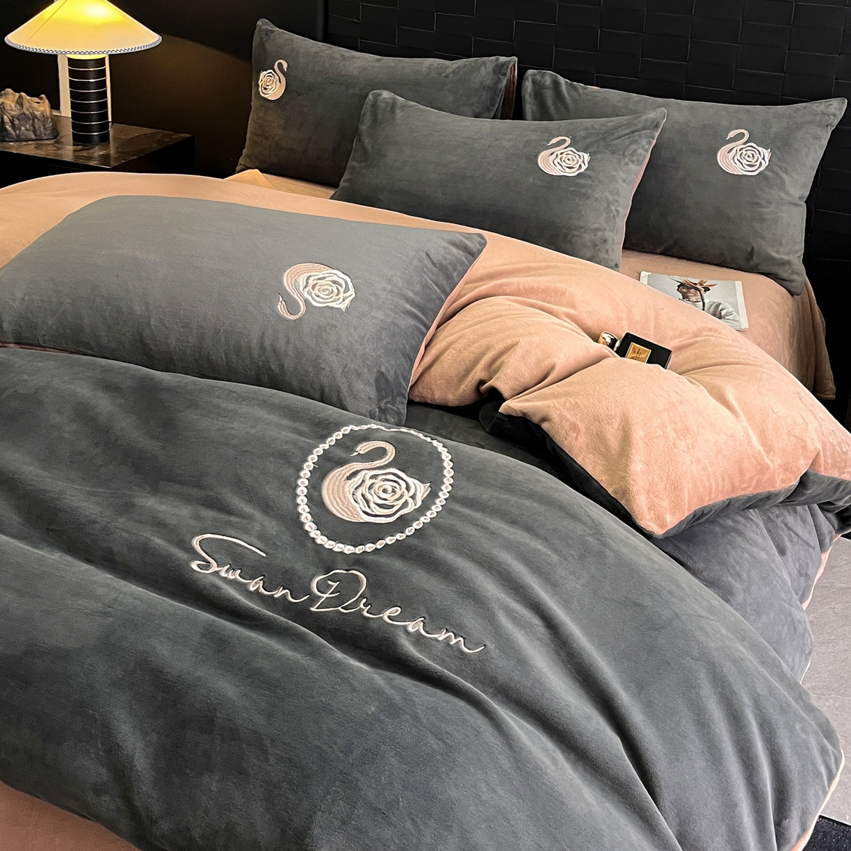 91家纺网 家纺一手货源 找家纺 如一 2025新款水晶绒刺绣天鹅系列四件套 天鹅-高级灰