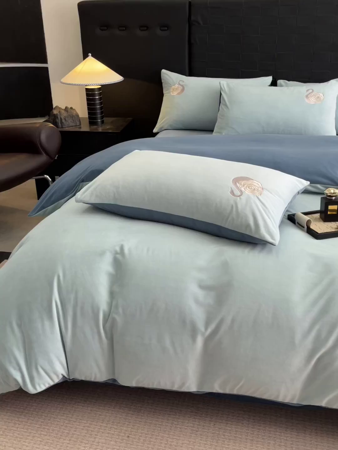 91家纺网 家纺一手货源 找家纺 如一 2025新款水晶绒刺绣天鹅系列四件套 天鹅-梵星兰