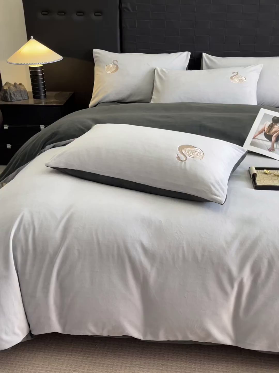 91家纺网 家纺一手货源 找家纺 如一 2025新款水晶绒刺绣天鹅系列四件套 天鹅-星辰银