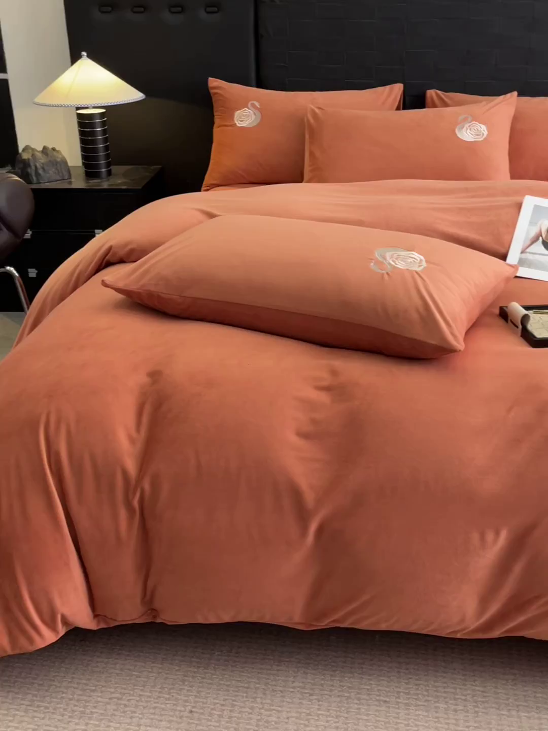 91家纺网 家纺一手货源 找家纺 如一 2025新款水晶绒刺绣天鹅系列四件套 天鹅-魅力橙