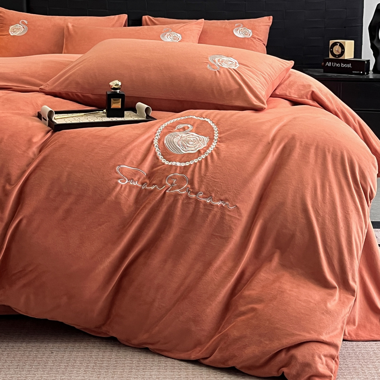 91家纺网 家纺一手货源 找家纺 如一 2025新款水晶绒刺绣天鹅系列四件套 天鹅-魅力橙