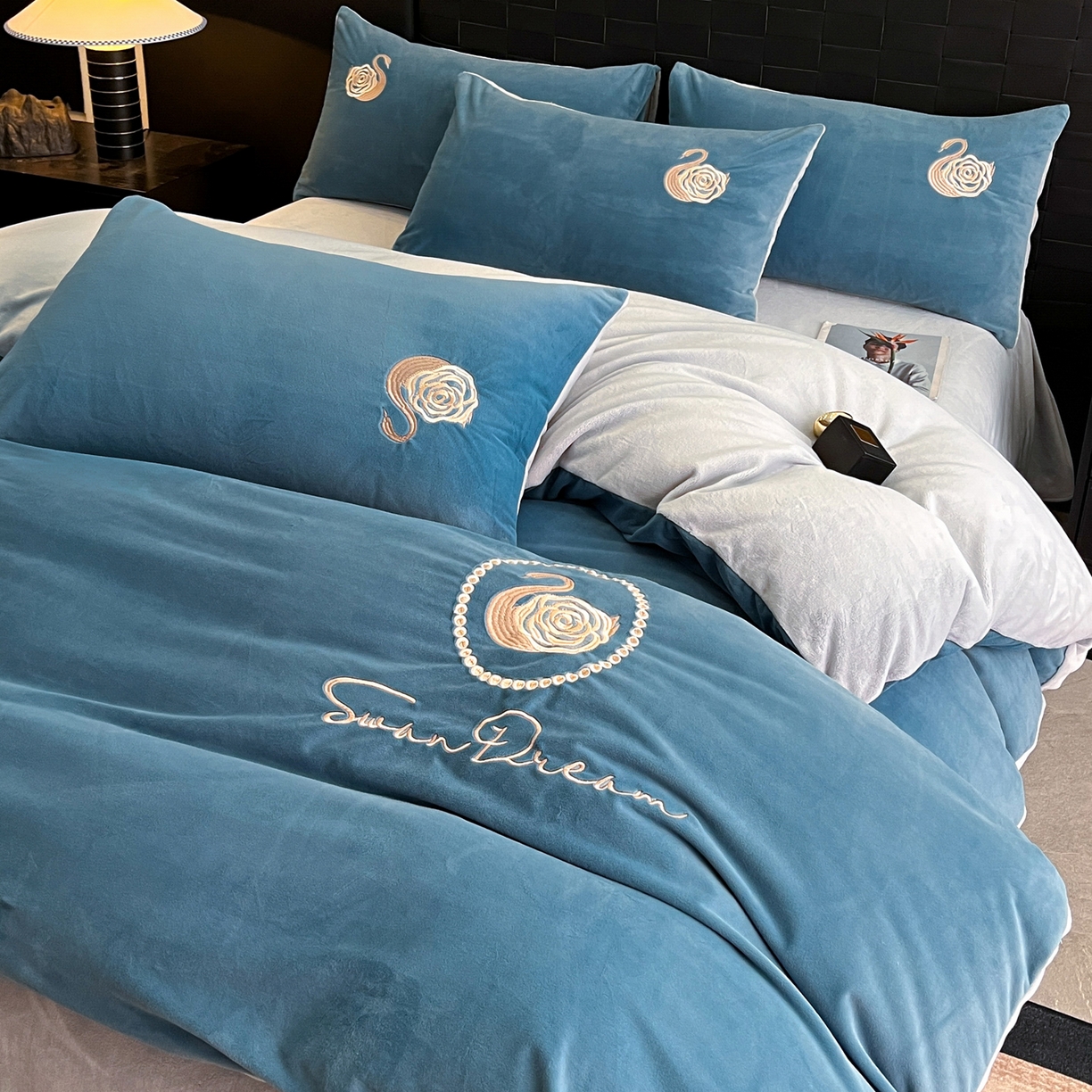 91家纺网 家纺一手货源 找家纺 如一 2025新款水晶绒刺绣天鹅系列四件套 天鹅-宾利蓝