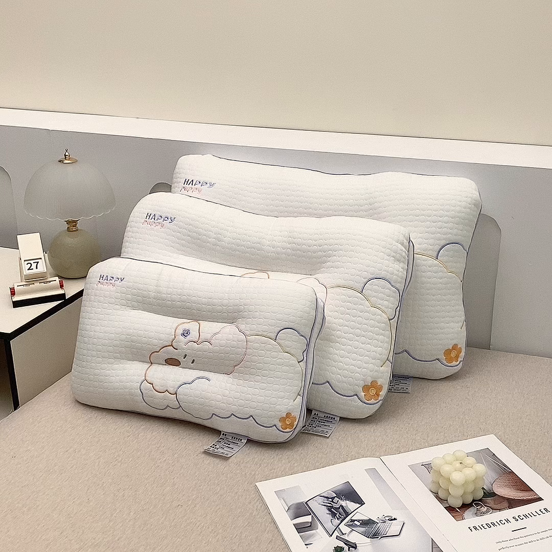 91家纺网 家纺一手货源 找家纺 （总）珍贝 2025新款云柔舒适枕按摩泡泡护颈枕婴童枕-happy狗