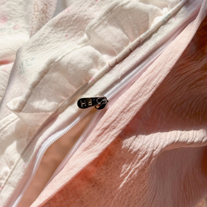 91家纺网 家纺一手货源 找家纺 繁花家居 2025新款高弹线云感木棉多层纱花边超软四件套 小花兔兔