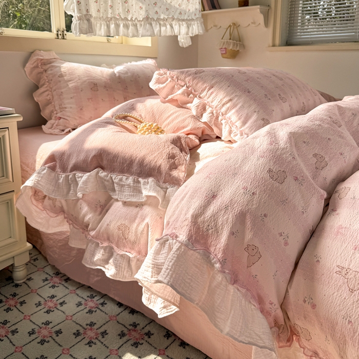 91家纺网 家纺一手货源 找家纺 繁花家居 2025新款高弹线云感木棉多层纱花边超软四件套 小花兔兔