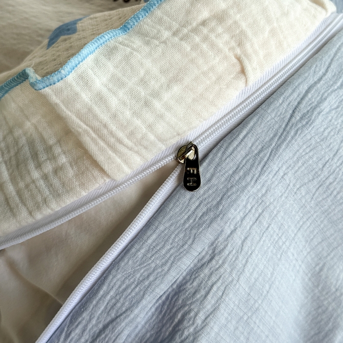 91家纺网 家纺一手货源 找家纺 繁花家居 2025新款高弹线云感木棉多层纱花边超软四件套 三小只