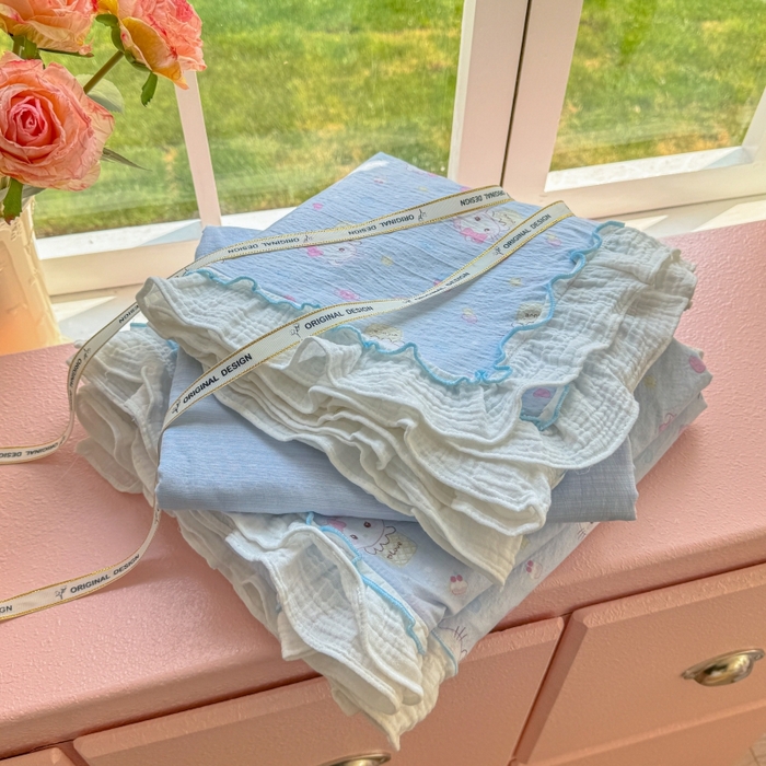 91家纺网 家纺一手货源 找家纺 繁花家居 2025新款高弹线云感木棉多层纱花边超软四件套 圣代甜喵-蓝